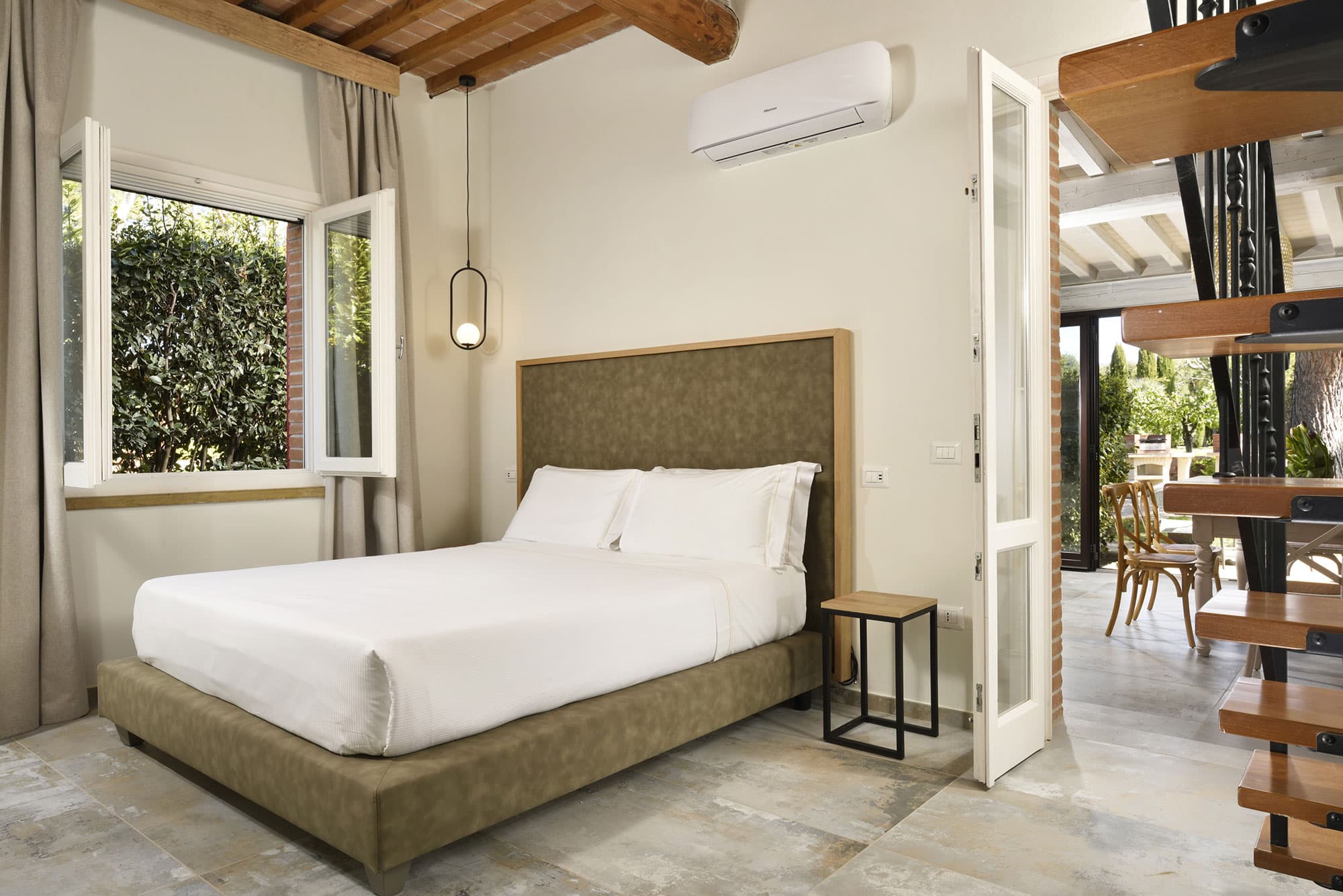 TWO BEDROOM DUPLEX APARTMENT CON PATIO PRIVATO
